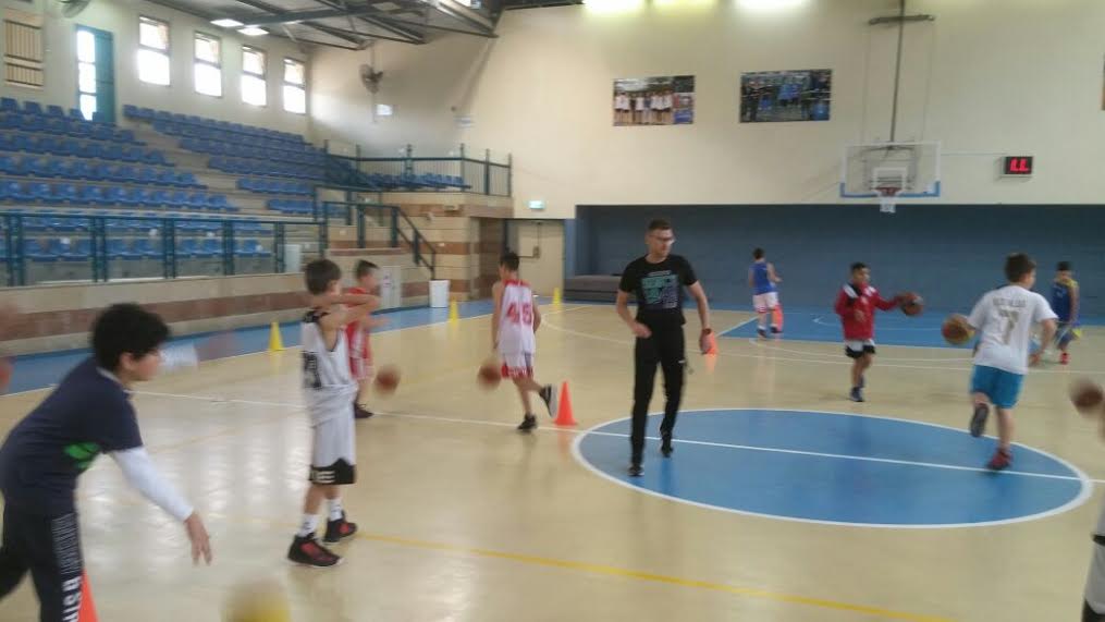 מיכאל ברוש מעביר אימון כושר. לא רק לכדורגלנים (צילום: באדיבות הפועל עומר)